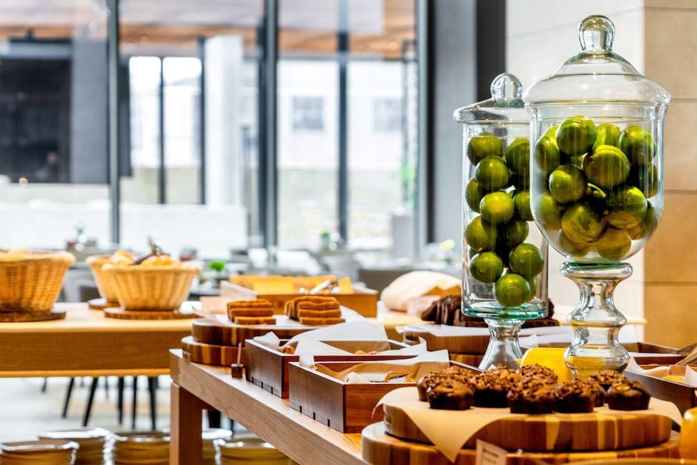 Grand Hyatt Bogota Hotel Exterior photo A buffet at a hotel